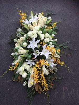 Flower casket in white and yellow tones