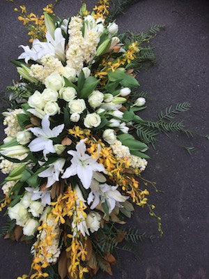 Flower casket in white and yellow tones