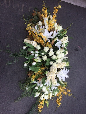 Flower casket in white and yellow tones