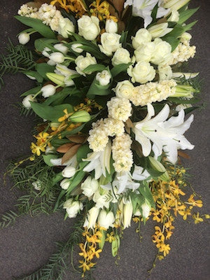 Flower casket in white and yellow tones