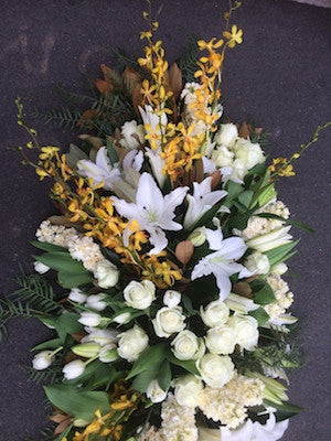 Flower casket in white and yellow tones