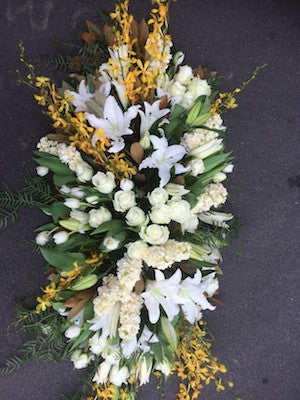 Flower casket in white and yellow tones