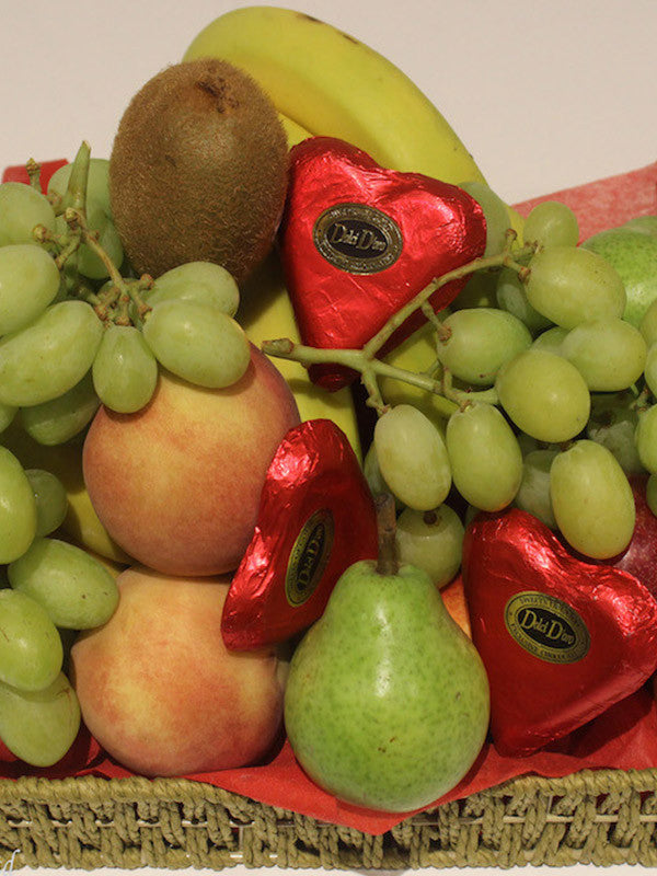 Gift Hamper Fruit and chocolates